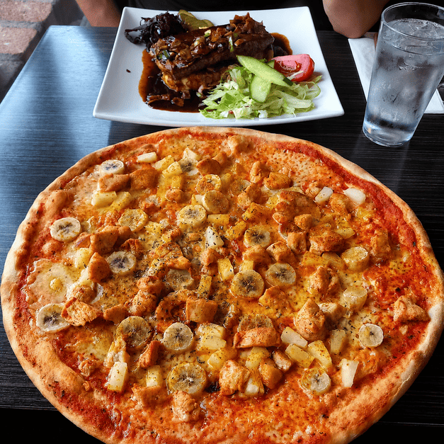 Pizza på träbord