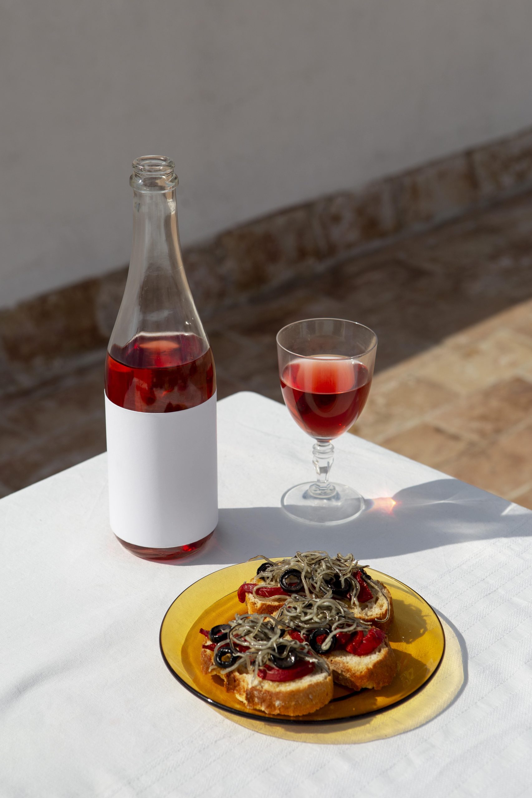 Rosévin och flaska på ett bord